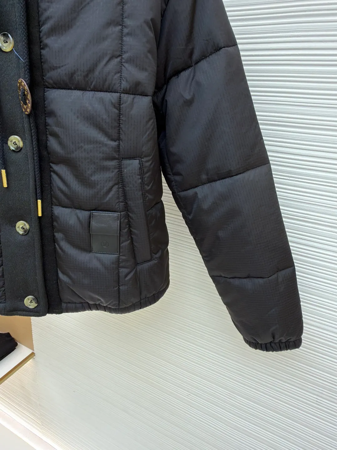 LOUIS VUITTON tear-resistant quilted hooded jacket ●Item number: 1681321-C65 ●Fabric: polyester fiber fabric ●Technology: Printing ●Color: black ●Version: Fitted version ●Weight: about 670 grams ●Size: 36-38-40 ●Description: This style adopts a neat straight cut, which hides the lean body and allows free movement. The hood is equipped with a drawstring, which is windproof and practical. The inner lining is decorated with the brand's unique print, highlighting its unique personality in every detail, creating a dual charm both inside and outside. This style of clothing focuses on functional fabrics. The main fabric is made of 100% nylon, giving it excellent wear resistance and strength; the lining is 100% polyester, which brings a smooth touch and improves breathability and moisture removal. Made of polyester and cotton blend in some areas, it balances comfort and durability. In addition, the specially added polyvinyl chloride coating can effectively enhance the water and wind resistance of the product, making it highly practical. The overall wiring is straight and delicate, the fabric is comfortable and soft, and the color is consistent without color difference. It can be matched with the same style to create a fashionable look and control various occasions. Customized accessories, complete with three standards, same style for men and women!